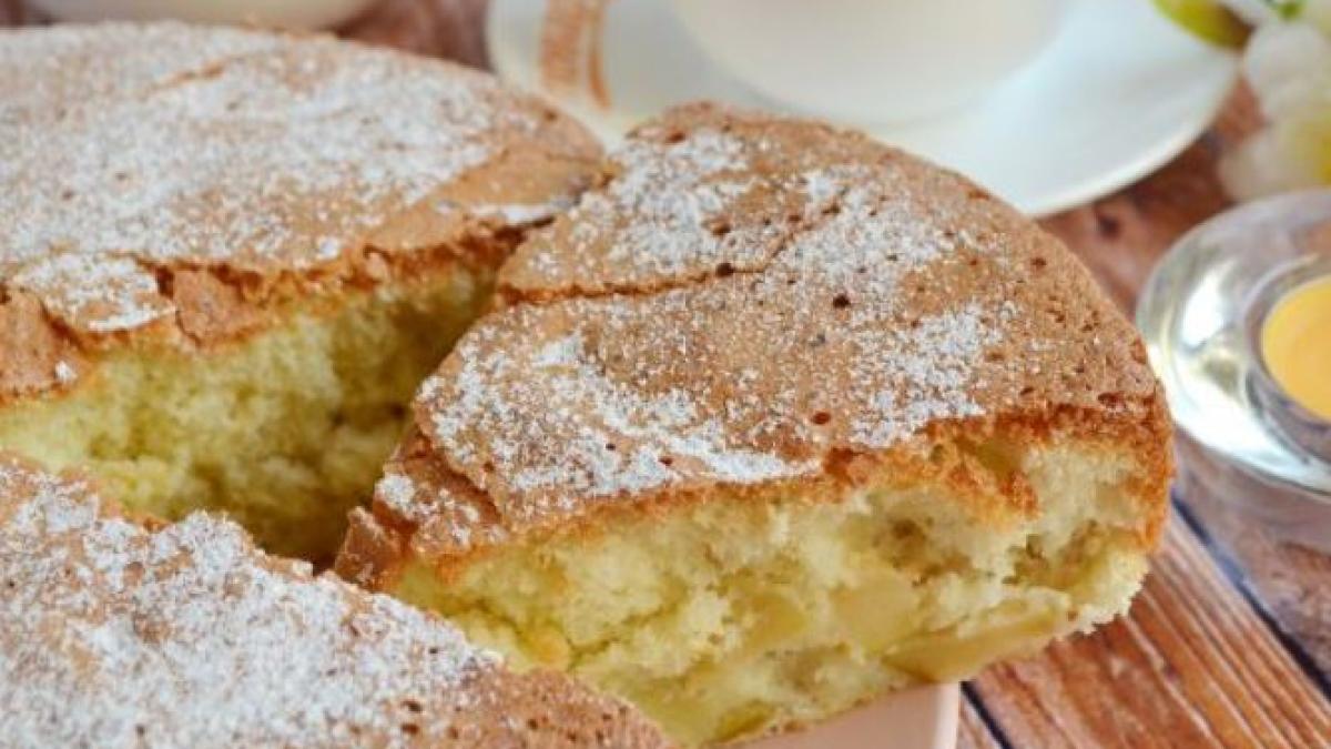 prajitura-delicioasa-cu-mere--amestecati-rapid-toate-ingredientele-si-dati-le-la-cuptor