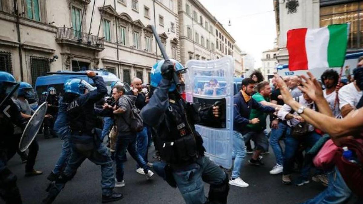 proteste-violente-la-roma--pentru-anularea-green-pass-ului--tensiuni-si-ciocniri-dintre-demonstranti-si-politisti--prim-ministrul-face-apel-la-calm