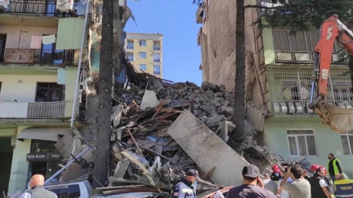 zi-de-doliu-national--oamenii-cauta-supravietuitori-printre-daramaturile-unei-cladirii-de-cinci-etaje--care-s-a-prabusit-in-georgia