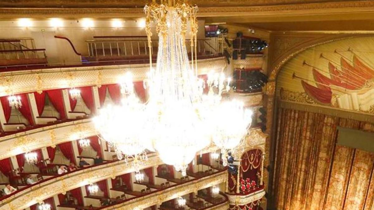 balerin-de-la-teatrul-bolsoi--zdrobit-pe-scena-de-o-rampa-care-a-cazut-din-tavan--barbatul-nu-a-avut-nicio-sansa