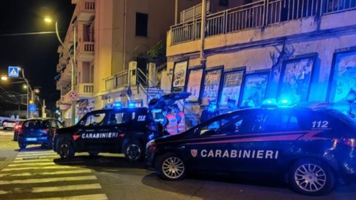 italia--un-roman--prins-in-timp-ce-forta-portiera-unei-masini-cu-un-cutitprc-c2prc-a0