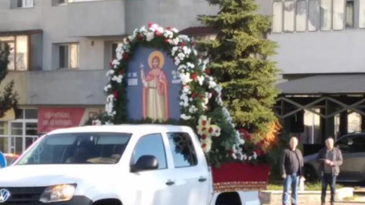 autoritatile-au-scos-moastele-sfantului-ioan-cel-nou-de-la-suceava-pe-strazi-pentru-a-lupta-impotriva-pandemiei-covid-19