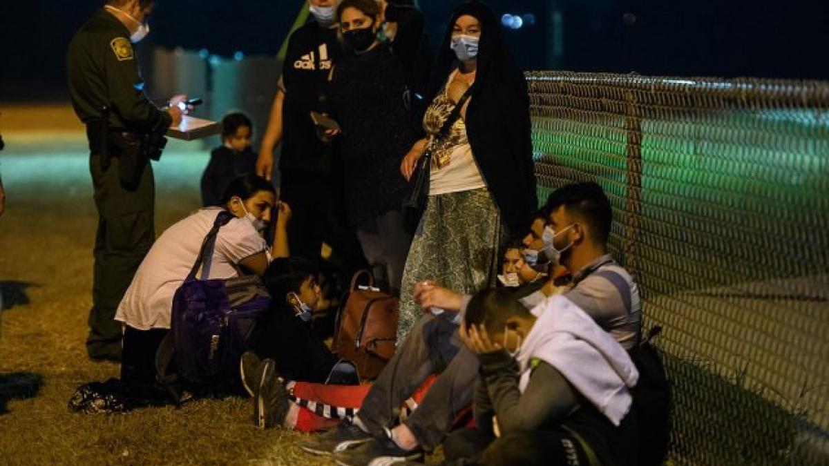 41749178-9470793-thousands_of_migrants_continue_to_arrive_at_the_u_s_mexico_borde-a-51_1618415476163