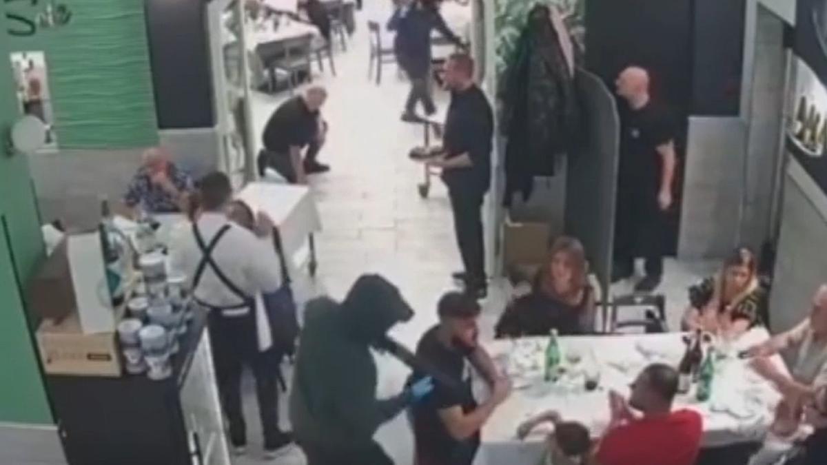 italia--familii-cu-copii--atacate-de-indivizi-cu-kalasnikov--intr-o-pizzerie-s-ar-fi-putut-transforma-intr-un-masacru-monstri-fara-scrupule--video