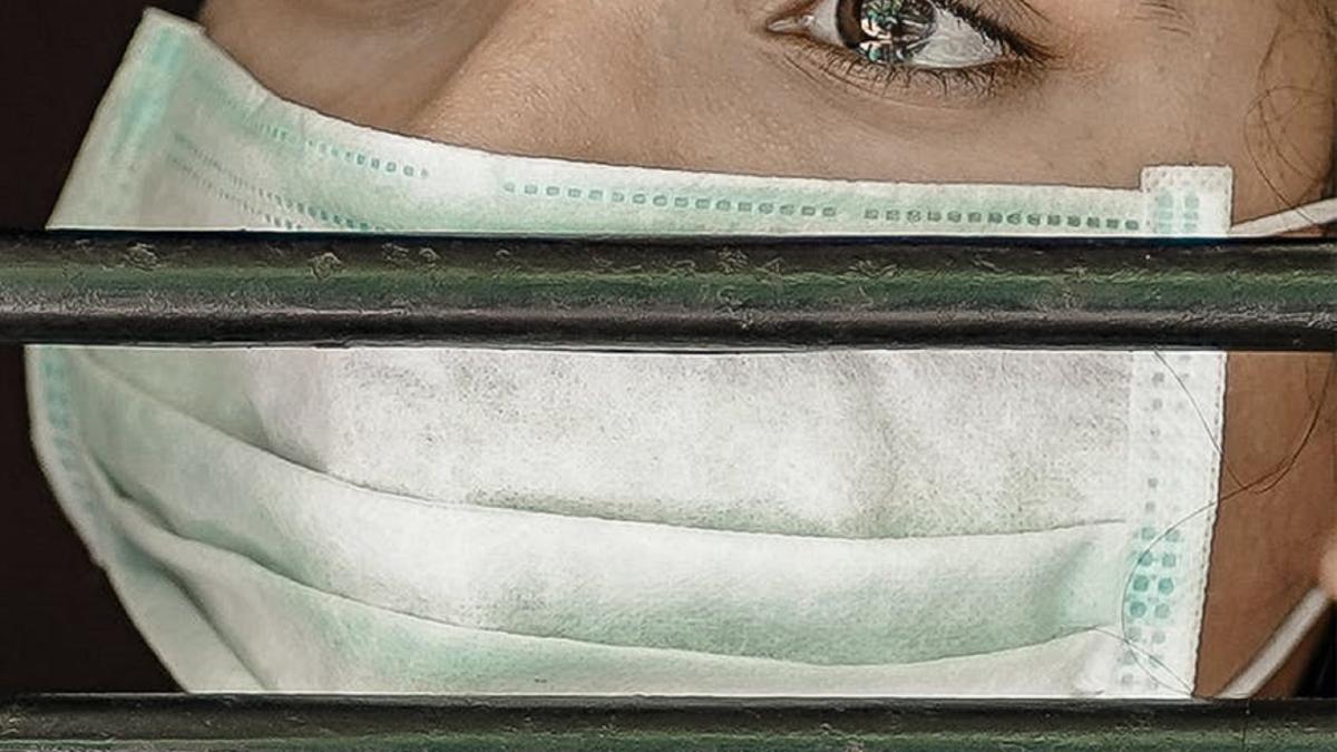 masca_femeie_lacrimi_gratii