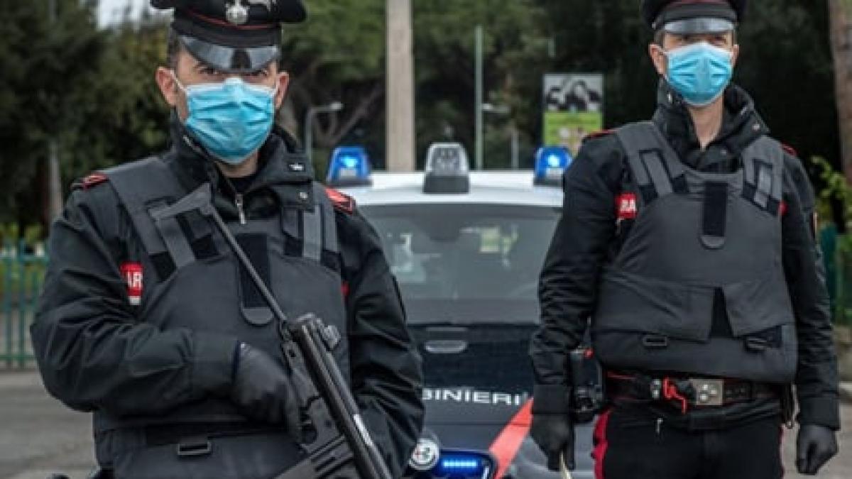 italia--un-roman-beat-a-hartuit-clientii-unui-bar-si-a-atacat-carabinierii--barbatul-s-a-razbunat--apoi-pe-masina-de-interventie