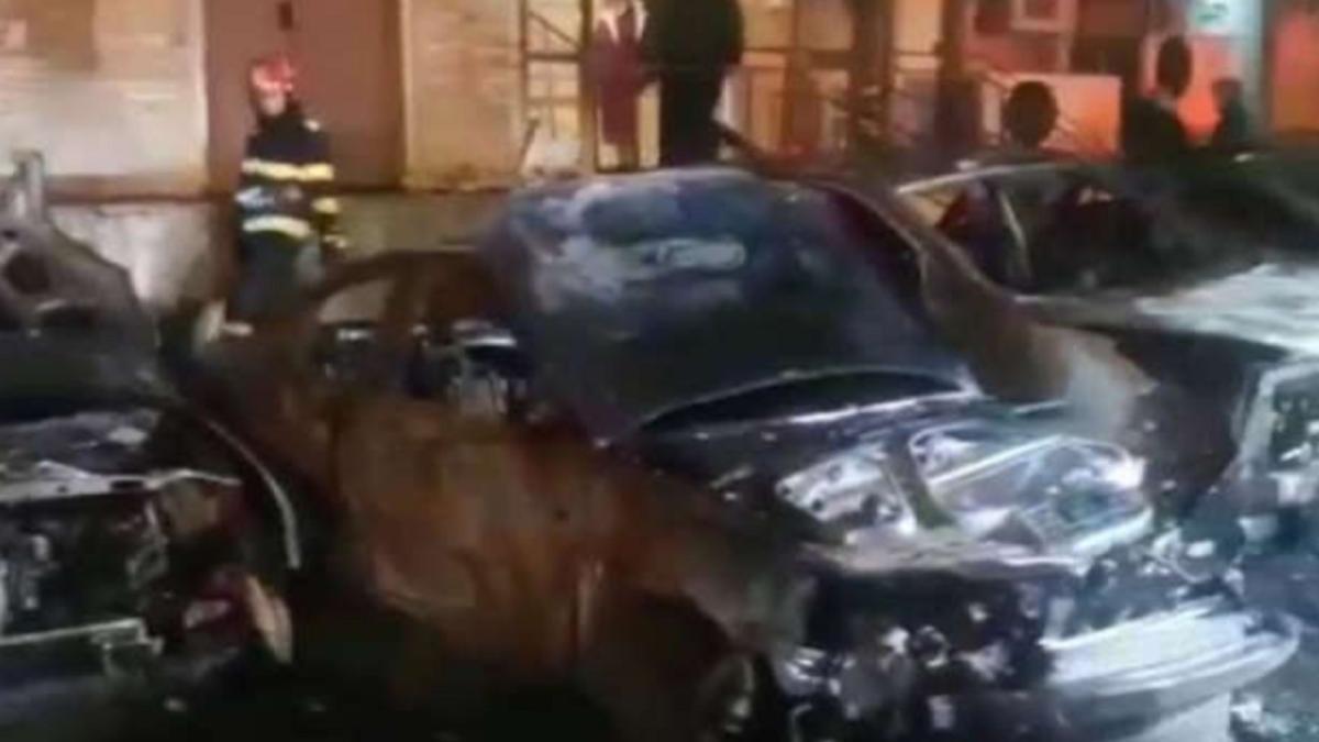 masinile-dintr-o-parcare-au-ars--in-galati--se-ia-in-calcul-o-mana-criminala-n-am-putut-sa-ies-din-bloc-ca-incepeau-sa-se-topeasca-usile