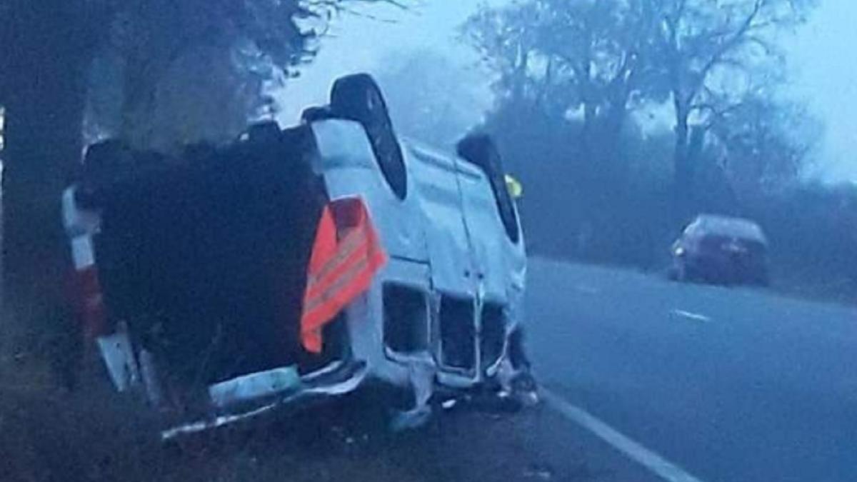 microbuz-cu-romani--rasturnat-dupa-ce-s-a-izbit-violent-de-un-autoturism--in-baia-mare---video