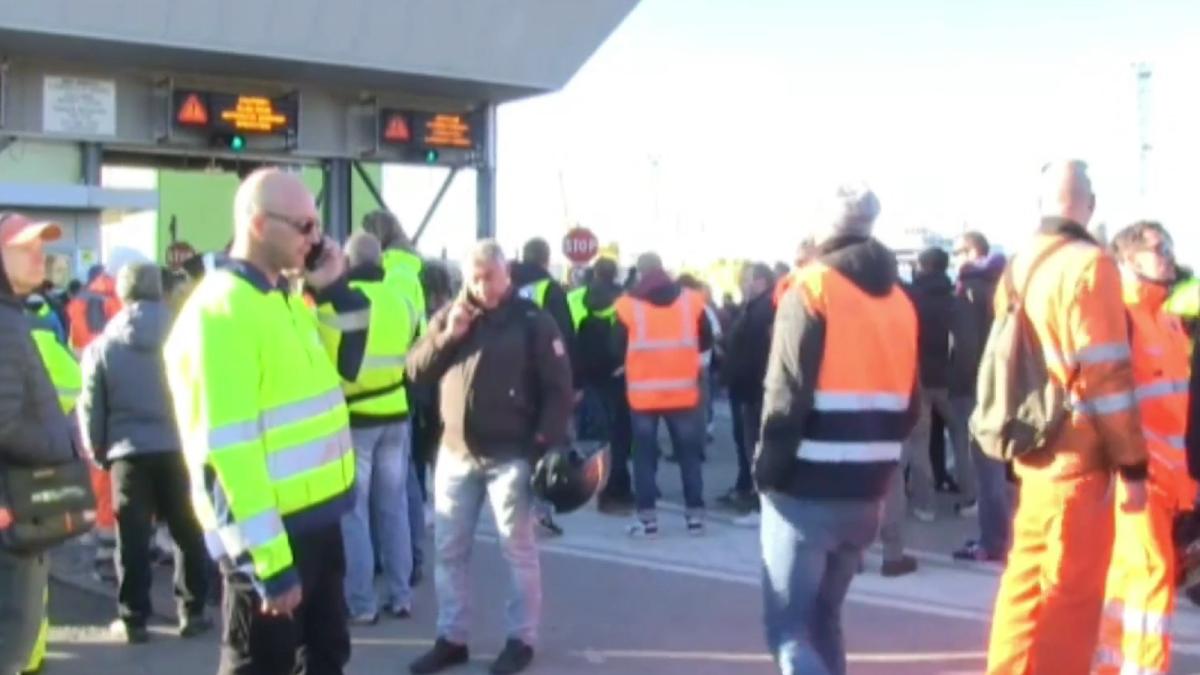 proteste-in-italia--green-pass-ul-obligatoriu-provoaca-greve-in-randul-angajatilor-doar-aici-trebuie-sa-platesti-pentru-a-intra-la-munca--video