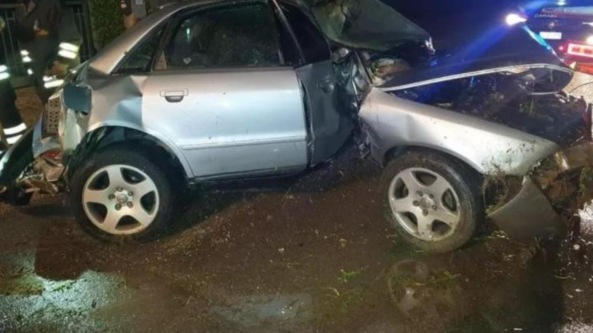 italia--un-roman-beat-a-facut-prapad-intr-un-oras--soferul-a-doborat-un-hidrant--doi-stalpi-de-telefon-su-unul-de-lumina