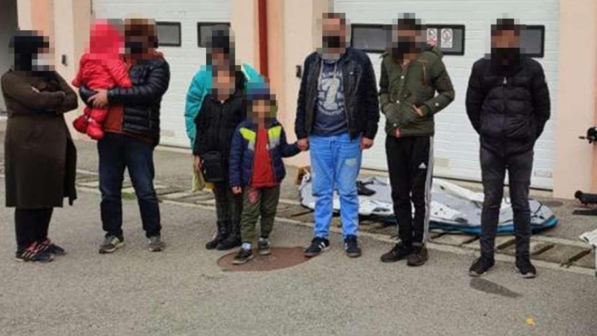 doua-familii--cu-cinci-minori--au-traversat-ilegal-dunarea-cu-o-barca-gonflabila