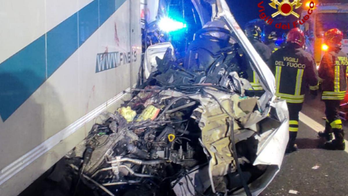 italia--microbuz-cu-romani--accident-cumplit-pe-a4--o-conationala-de-19-ani-a-murit-pe-loc