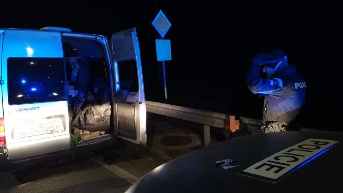 microbuz-condus-de-un-roman--blocat-in-ungaria-la-granita-cu-cehia-avea-25-de-persoane-la-bord