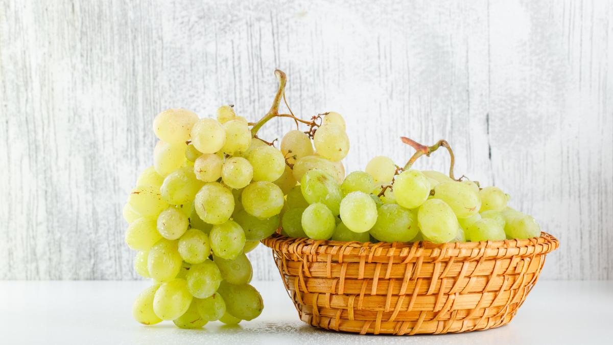 zdrobeste-zece-boabe-de-struguri-si-baga-pasta-in-frigider--dupa-jumatate-de-ora--aplic-o-pe-fata--un-truc-minunat