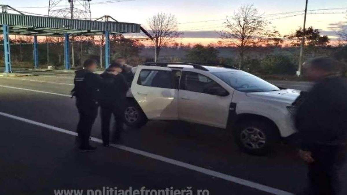 autocar--oprit-la-intrarea-in-romania--un-pasager-a-fost-dat-jos-si-arestat-imediat-de-politistii-de-frontiera