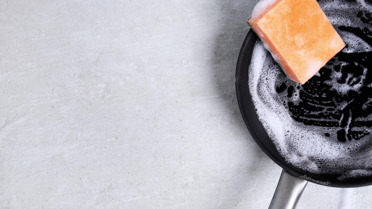 trucul-genial-pentru-a-curata-tigaile-ca-sa-arate-ca-noi-cele-doua-ingrediente-minune-pe-care-cu-siguranta-le-ai-deja-in-bucatarie