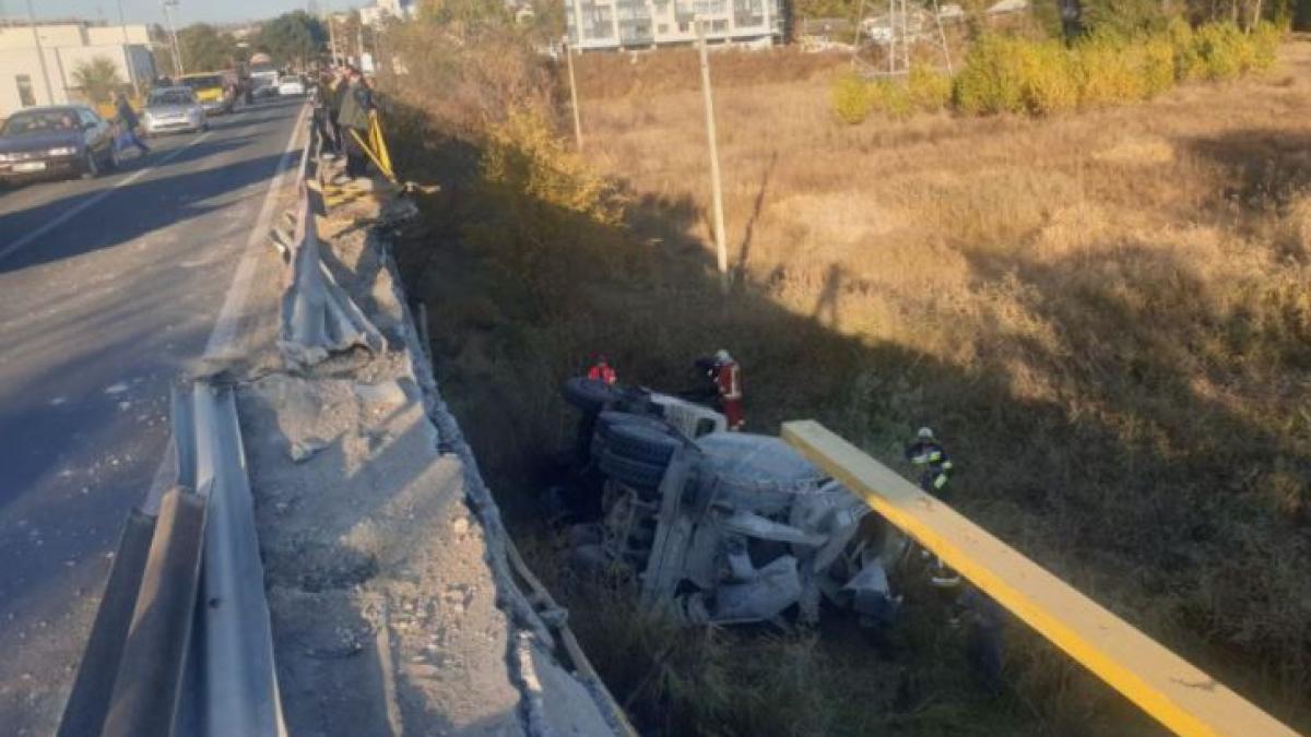 un-camion-a-cazut-de-pe-un-pod--de-la-o-inaltime-de-sase-metri--soferul-a-fost-dus--urgent--la-spital