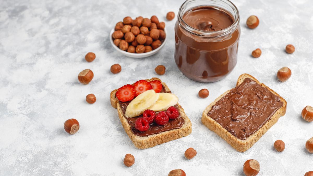 nutella-facuta-acasa-dementiala-crema-de-ciocolata-cu-alune--varianta-dietetica--gata-intr-un-minut-si-cu-doar-90-de-kilocalorii