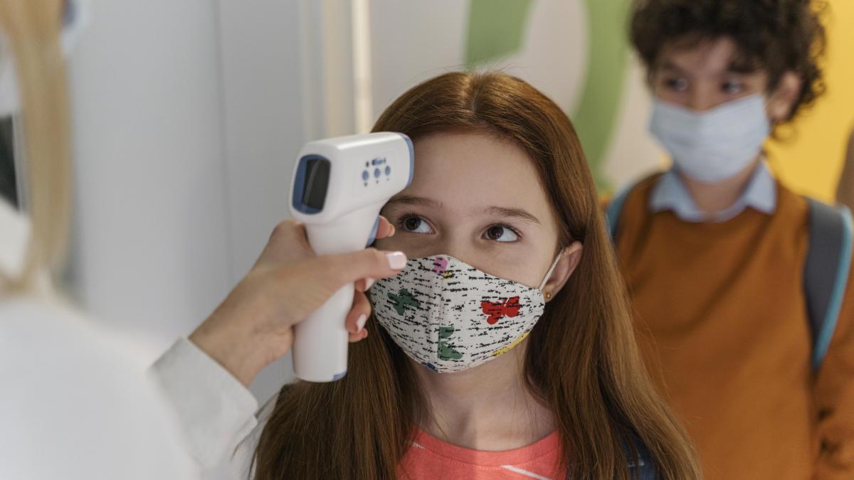 explozie-a-cazurilor-covid-in-marea-britanie--cea-mai-ridicata-rata-a-infectarilor-se-inregistreaza-in-randul-copiilor