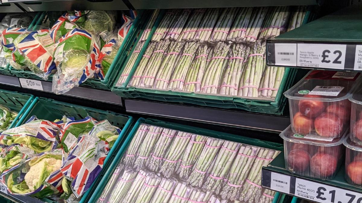 marea-britanie--rafturile-goale--acoperite-cu-poze-de-carton-mmmm--fotografii-delicioase-cu-sparanghel