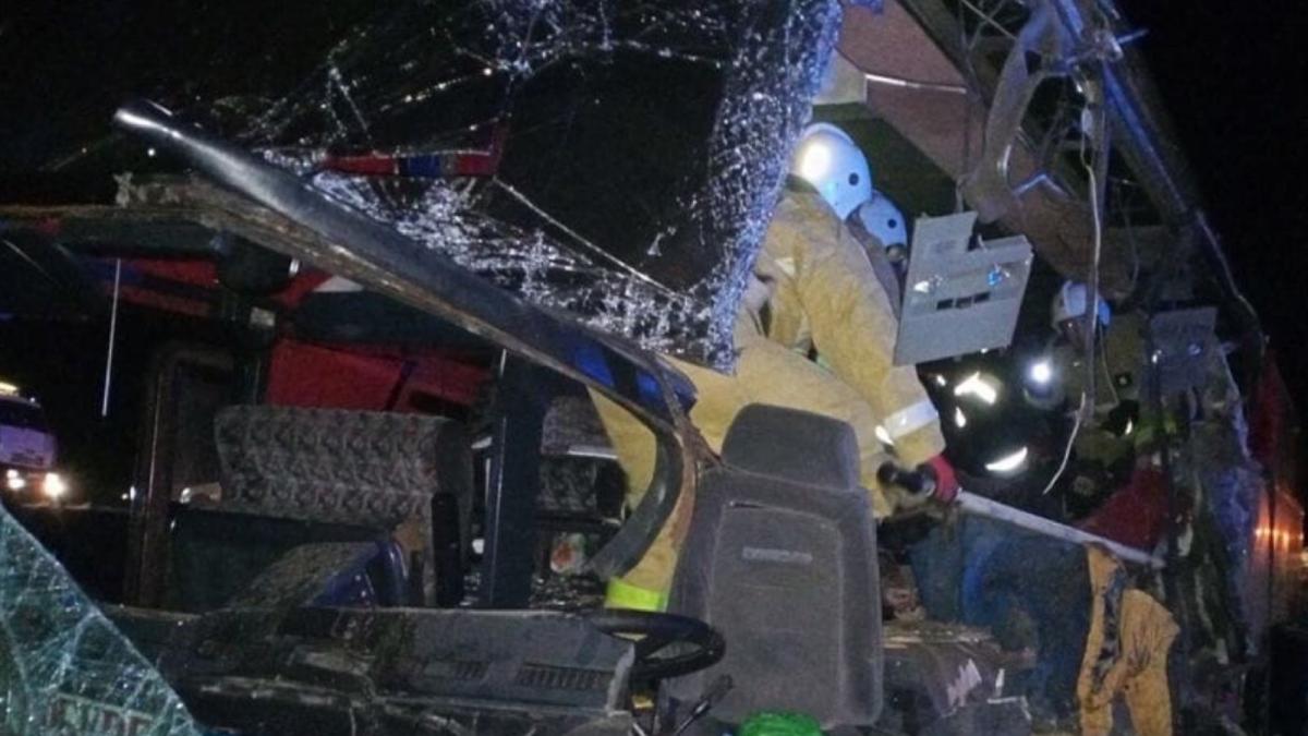 accident-cu-sase-morti--printre-care-si-un-copil--pe-o-autostrada-dupa-ce-un-autobuz-s-a-ciocnit-cu-un-camion-foto-video