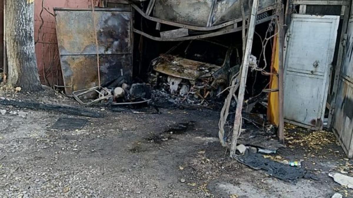 incendiu-autturism-garaj-roman-mort-carbonizat