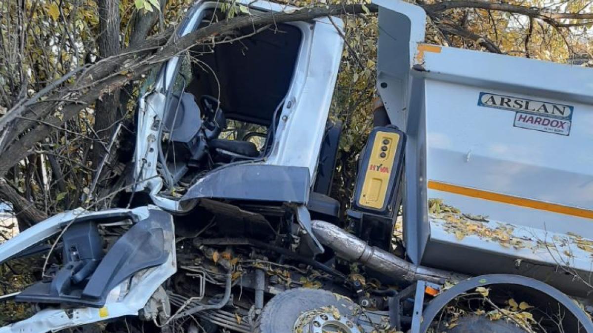 sofer-roman--ramas-incarcerat-intr-un-autocamion--accident-grav--produs-in-judetul-arad-sursa---isu-arad