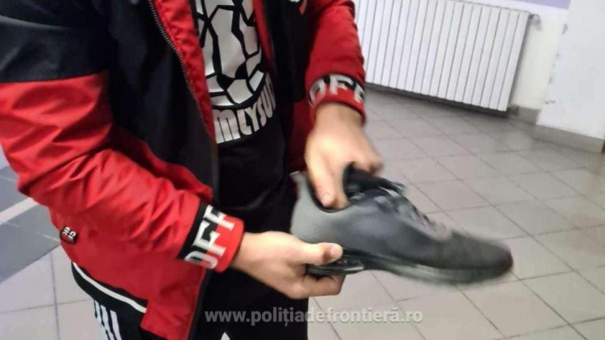 autocar--verificat-la-sange-la-intrarea-in-romania--un-pasager-a-fost-pus--de-politisti--sa-si-dea-jos-pantofii