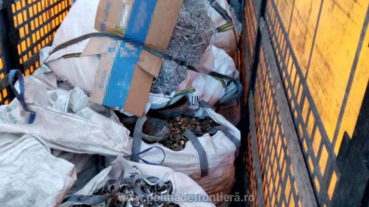 ansamblu-rutier--incarcat-cu-peste-21-de-tone-de-deseuri--oprit-la-intrare-in-romania