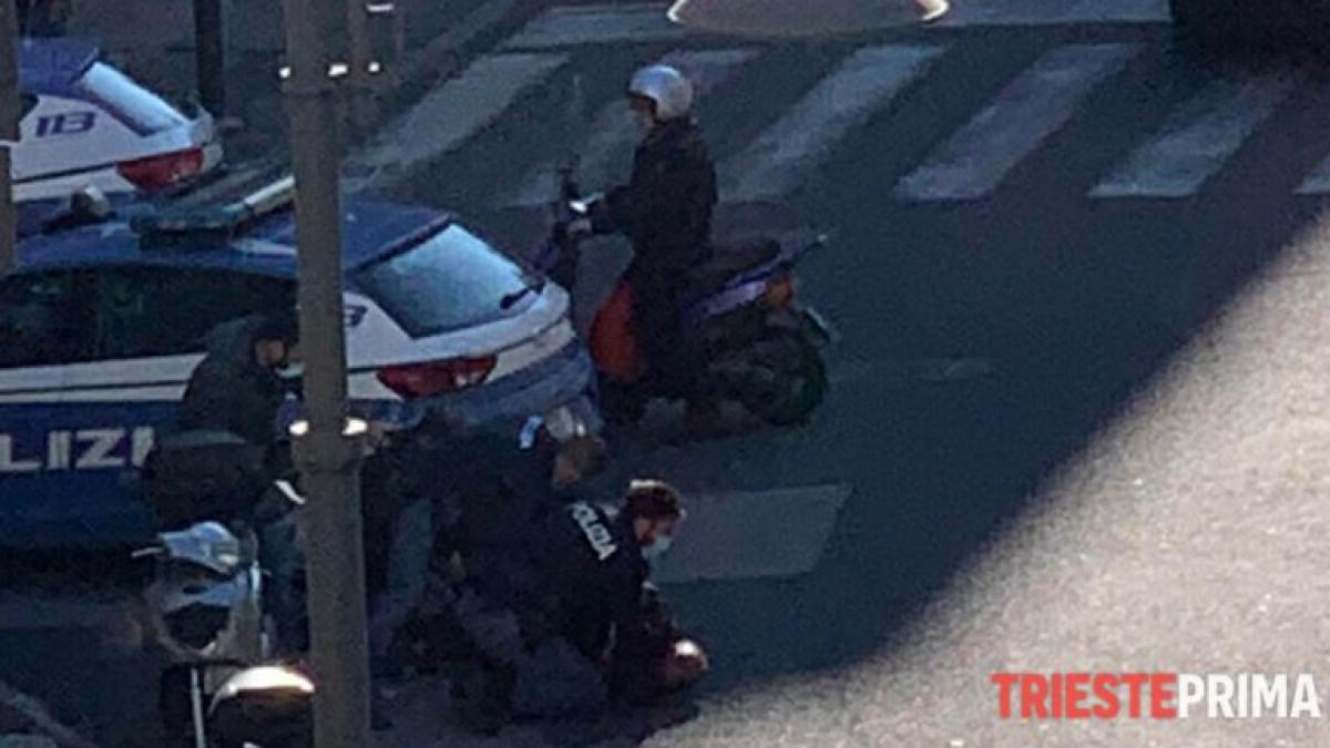 italia--un-roman-furios-s-a-dat-in-spectacol-intr-o-farmacie--barbatul-cerea-insistent-eliberarea-green-pass-ului