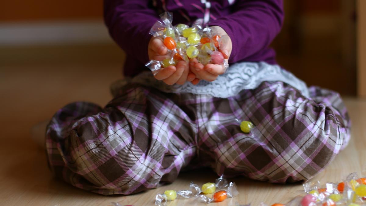 copil-dulciuri-bomboane