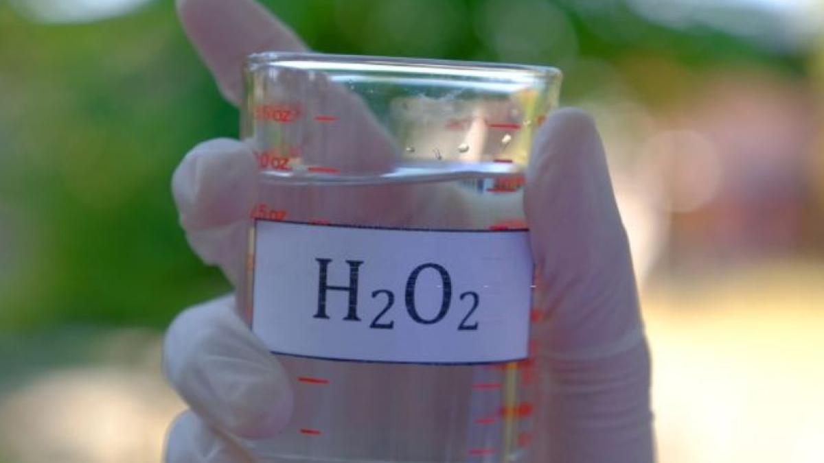 amesteca-apa-oxigenata-cu-putin-detergent-vei-scapa-de-petele-vechi-de-pe-haine--solutia-minune-costa-doar-cativa-lei