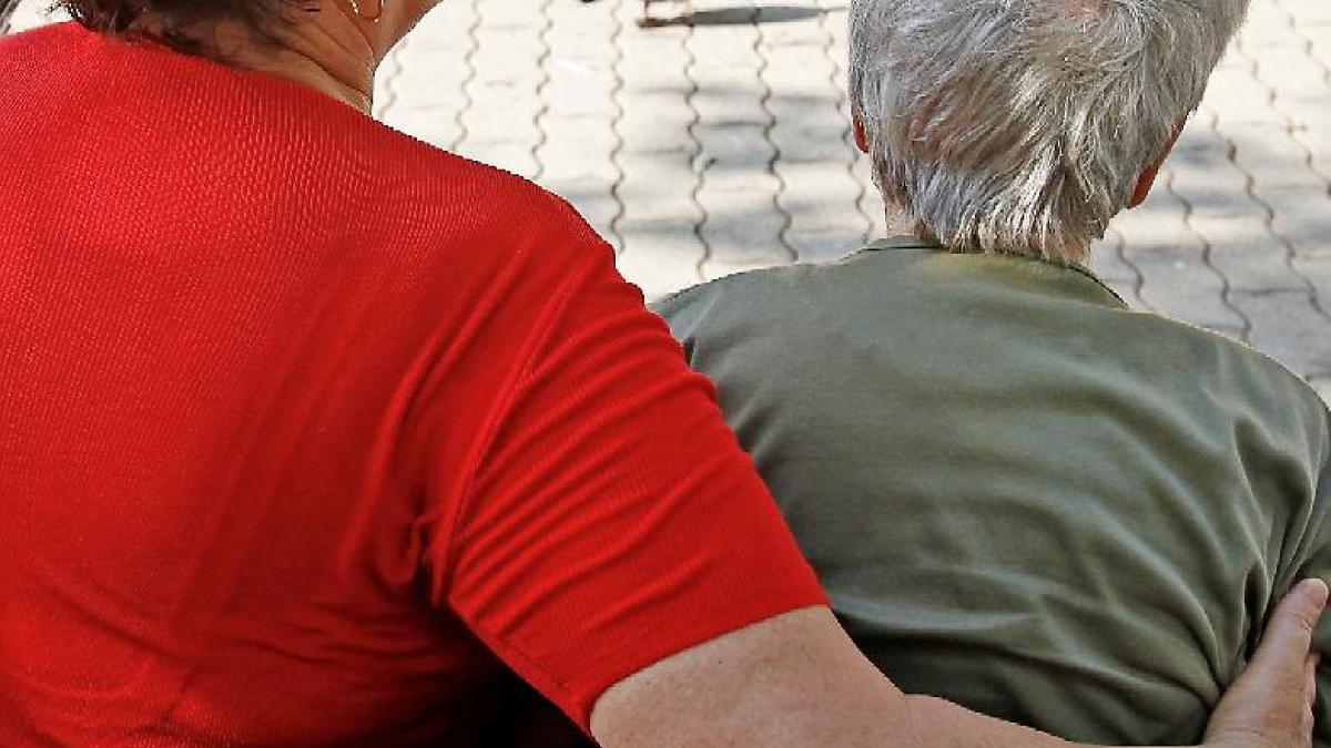 badanta_ingrijitoare_femeie_batrana