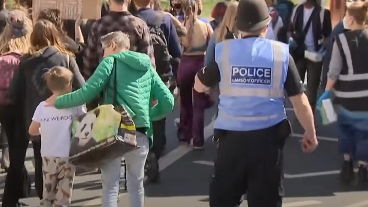 proteste-in-anglia-fata-de-un-fenomen-foarte-periculos--sute-de-oameni-au-iesit-pe-strazile-din-marile-orase-si-au-boicotat-cluburile