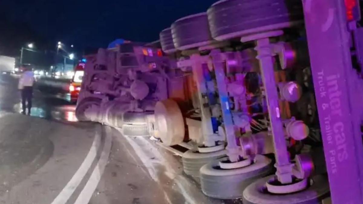 sofer-roman-ranit--dupa-ce-s-a-rasturnat-cu-tirul--incarcat-cu-deseuri-feroase-sursa---gds-ro