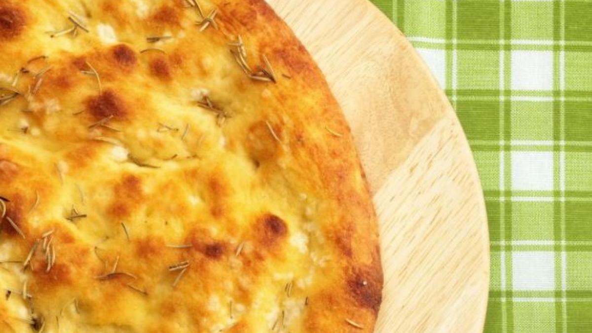 focaccia-cu-dovleac--pufoasa-si-delicioasa-va-disparea-rapid-de-pe-masa--ai-nevoie-doar-de-un-bol-si-o-lingura-de-lemn
