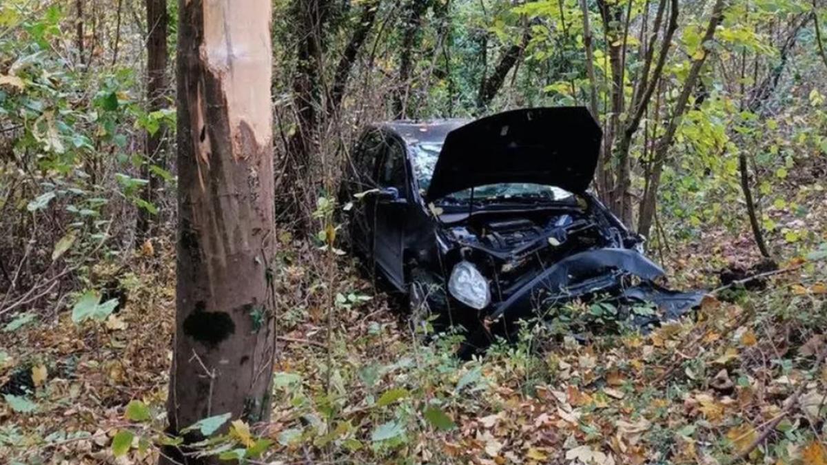 trei-romani-au-scapat-cu-viata-ca-prin-minune-dupa-ce-masina-lor-s-a-rostogolit-15-metri-in-prapastie