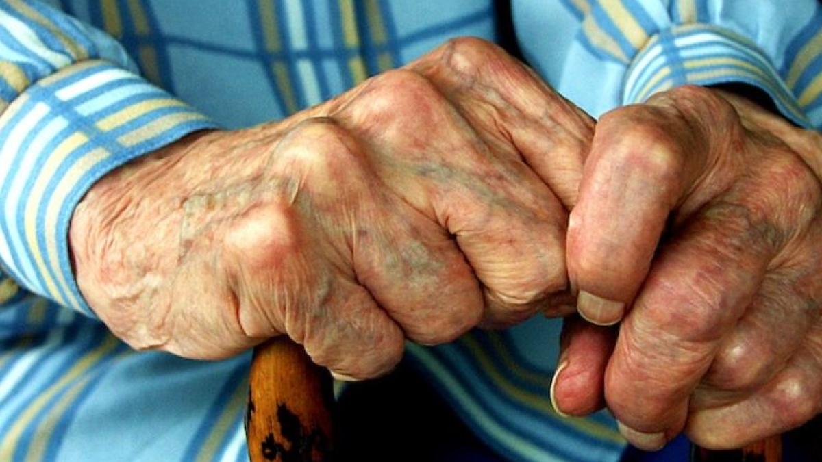 o-mama-de-83-de-ani--batuta-de-fiul-ei--cazut-in-patima-alcoolului