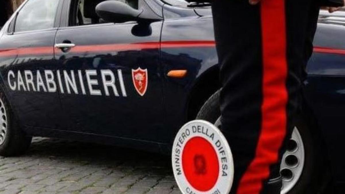 italia--doua-romance-si-un-roman-au-furat-zeci-de-sticle-de-alcool-dintr-un-supermarket