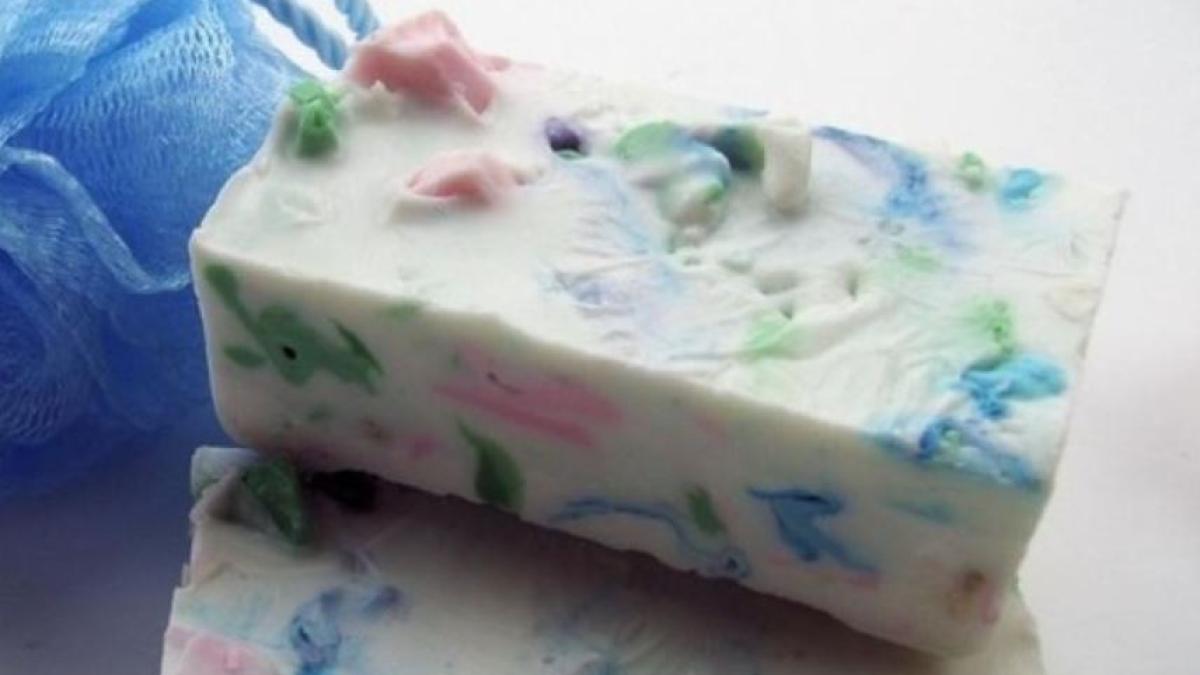 nu-arunca-niciodata-resturile-de-sapun--le-poti-recicla--iar-intreaga-familie-va-aprecia--ai-nevoie-de-o-picatura-de-lotiune-de-corp