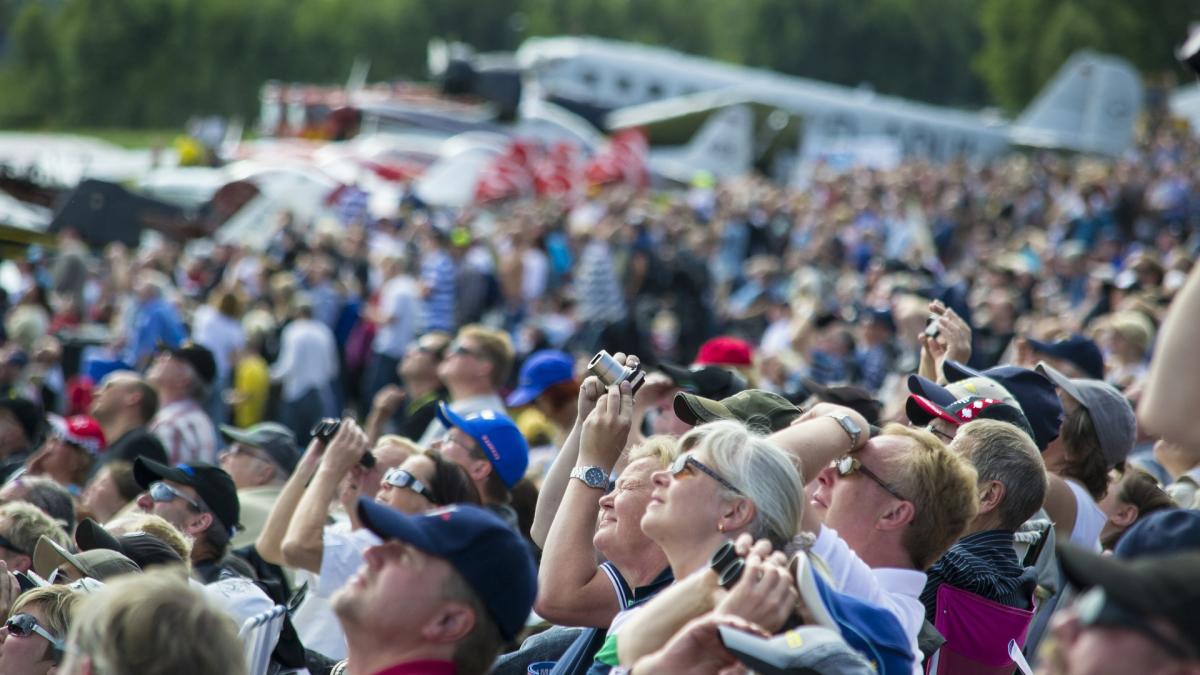 multime-aglomeratie-oameni-priveste