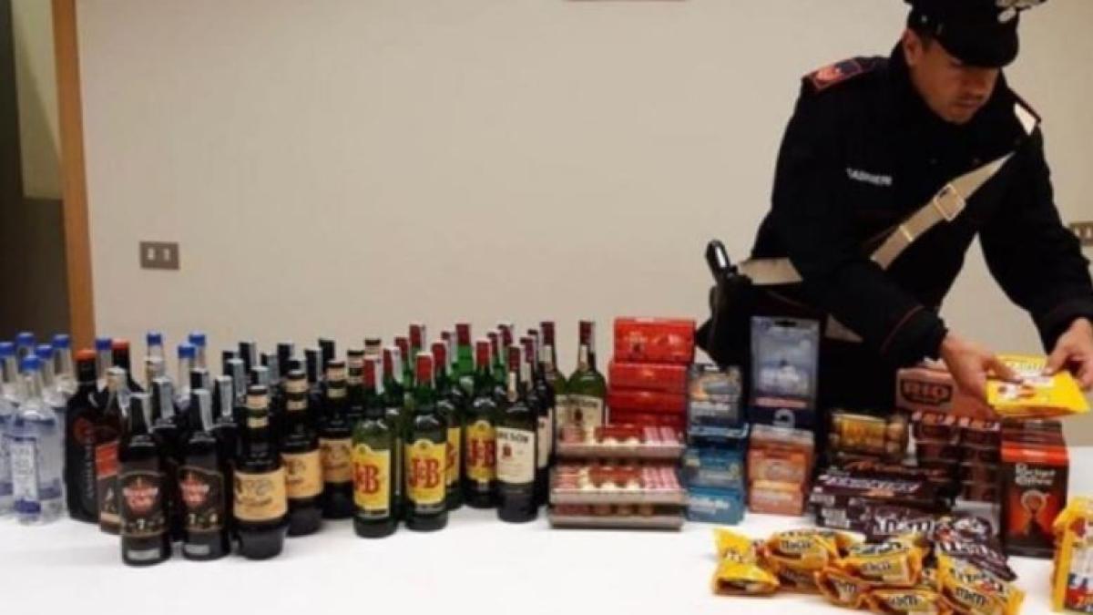 italia--un-roman-a-golit-doua-magazine--tanarul-a-furat-alcool-si-dulciuri-de-doua-mii-de-euro