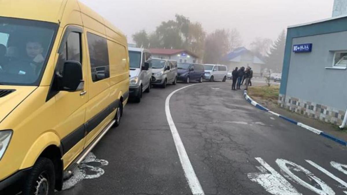 cozi-de-zeci-de-autocare--camioane--si-masini-la-iesire-din-romania--sistemul-informational-al-politiei-de-frontiera-a-cazut