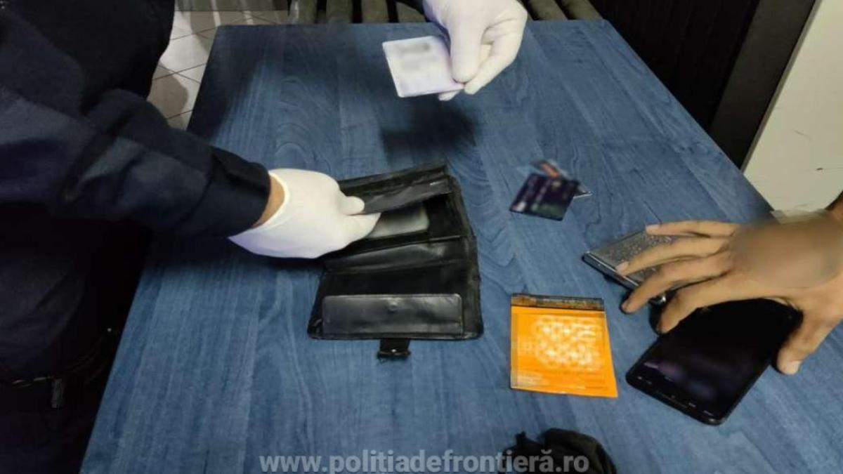 roman--care-se-mergea-in-olanda--oprit-in-vama--barbatul-care-ascundea-in-portofel-doua-acte-false-a-dat-vina-pe-un-amic