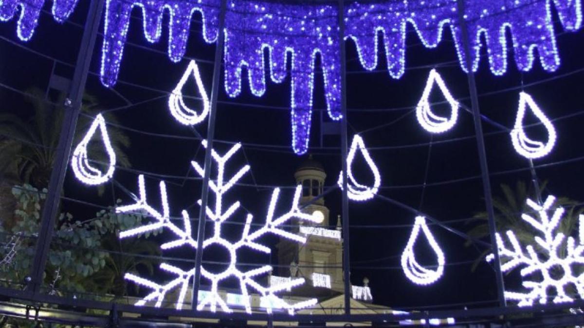 spania--craciunul-a-venit-cu-doua-luni-mai-devreme-intr-un-oras-din-malaga--un-roman--vanzator-ambulant--un-gest-minunat--dupa-pandemie