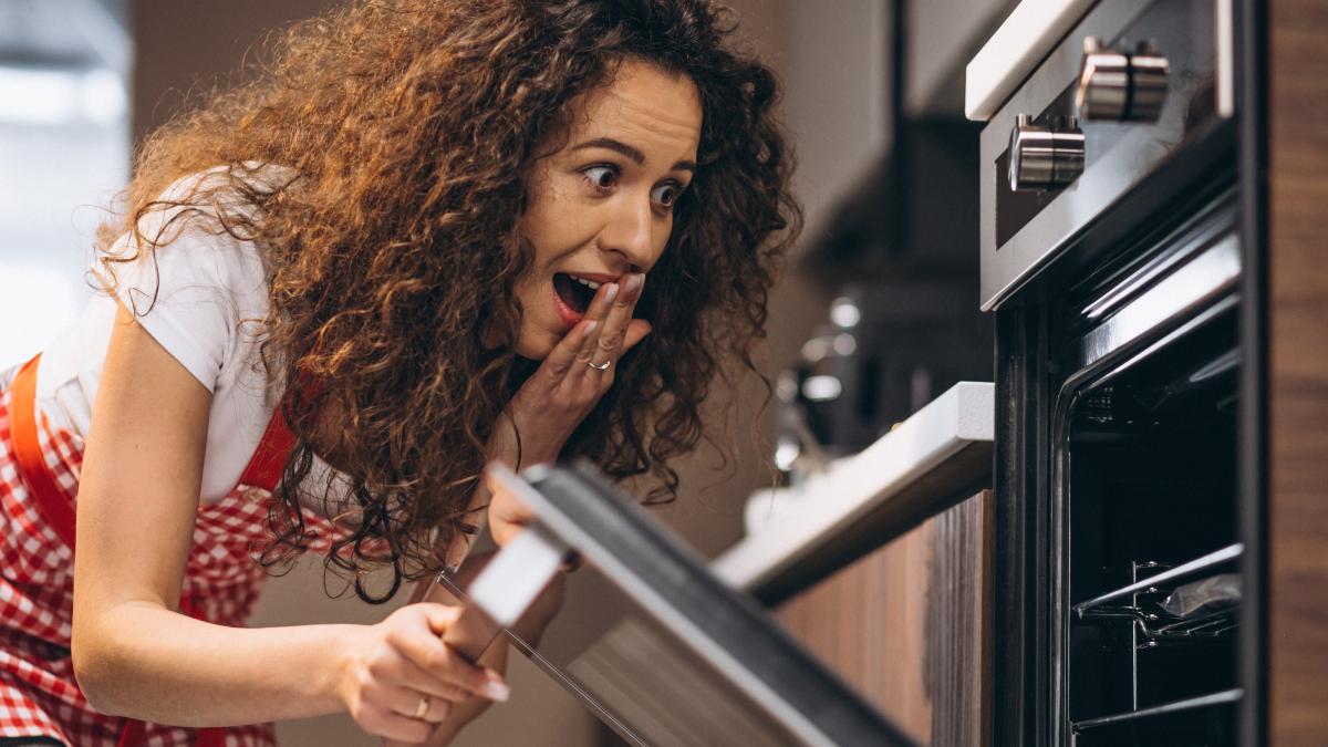 trucuri-fantastice-pentru-a-curata-perfect-cuptorul-de-grasime-cu-ingredientele-pe-care-le-ai-deja-in-bucatarie
