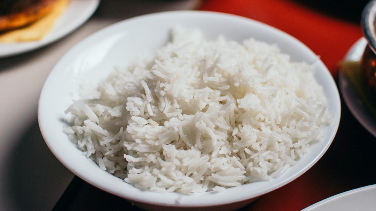 de-ce-sa-pui-o-cana-cu-orez-in-sifonier--cele-mai-populare-trucuri-cu-orez