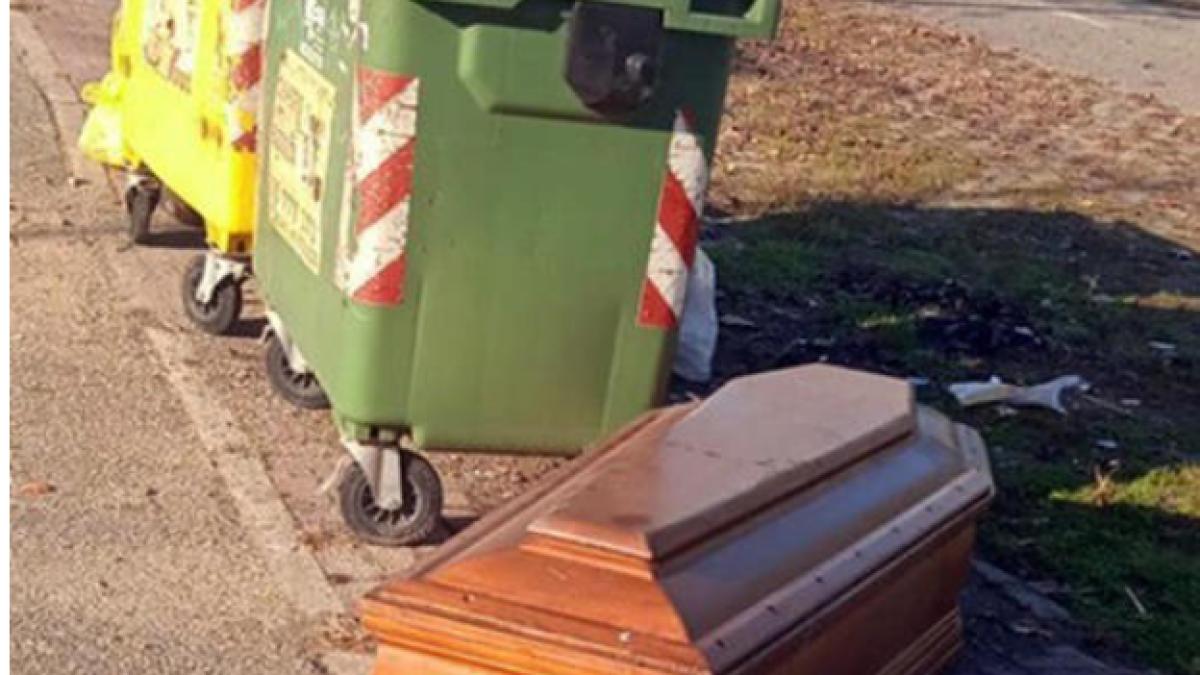 sicriu-lasat-la-gunoi-vercelli