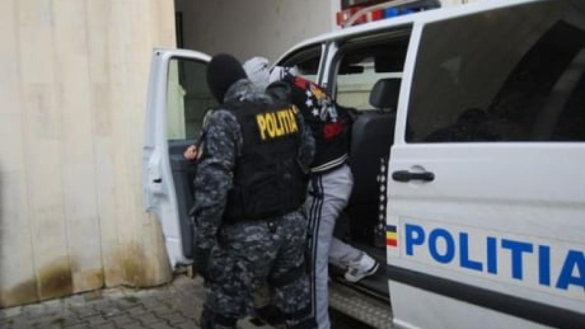 trei-romani--retinuti-pentru-santaj--cei-trei-au-sechestrat-un-tanar--care-a-vandalizat-un-automobil--si-i-au-cerut-bani
