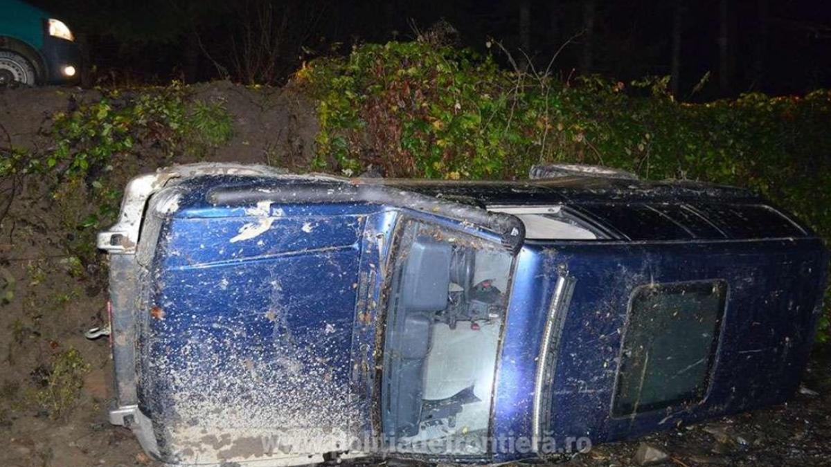 cinci-focuri-de-avertisment--trase-la-frontiera--un-sofer--urmarit-de-politisti--si-a-abandonat-masina-rasturnata-si-a-disparut-in-padure